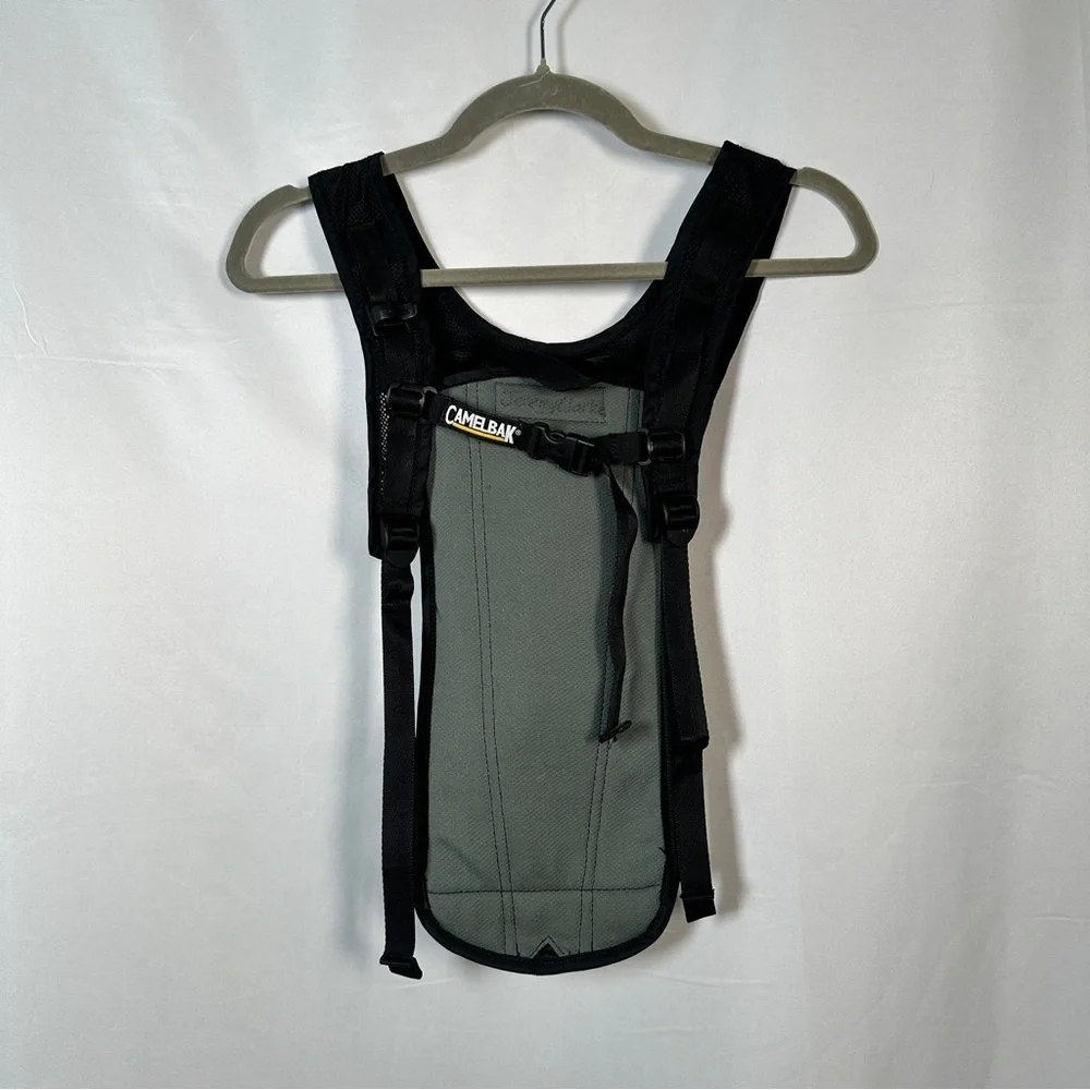 CamelBak Classic Hydration Pack Lightweight Reflective Zip Pocket OS Black Gray